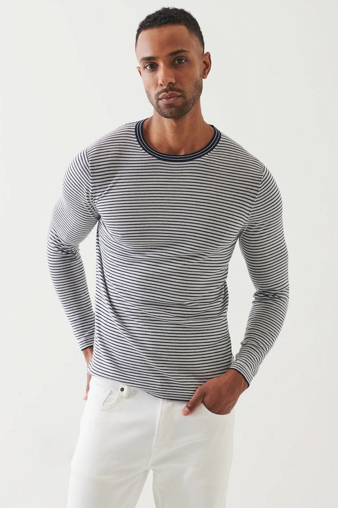 Chandail à rayures intemporel avec encolure ronde et manches longues, porté par un modèle masculin.