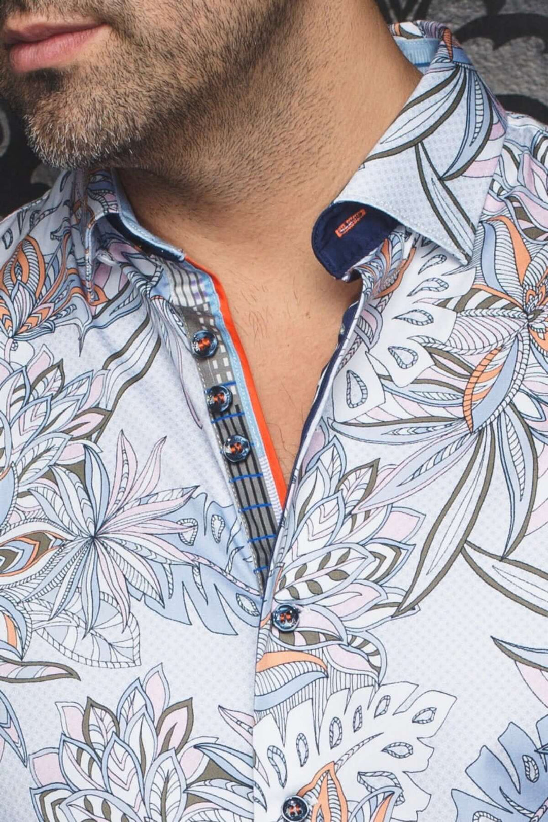 Zoom sur la chemise Corrado à motifs floraux avec col classique et boutons bicolores.