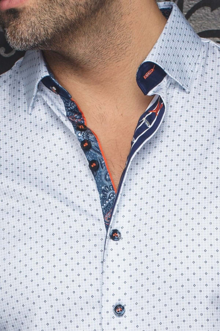 Chemise Faro à manches courtes, motif discret, coupe ajustée, détails contrastants.