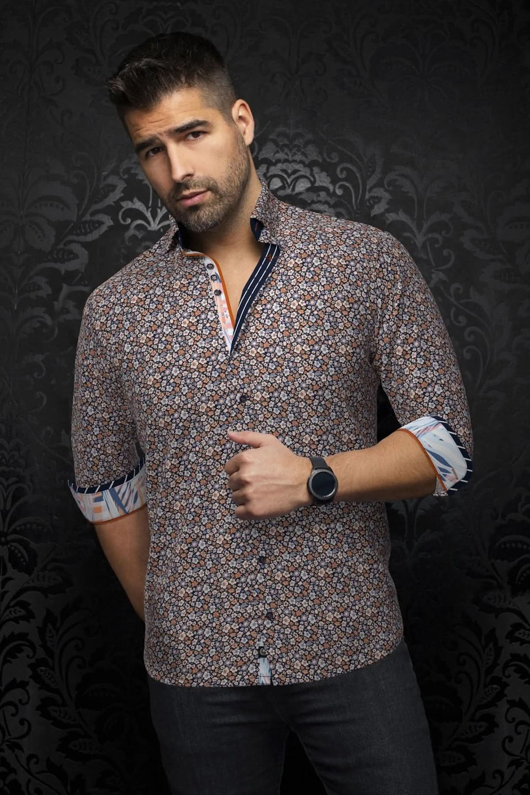 Chemise Haylo avec imprimé floral, poignets contrastants et col italien pour une élégance moderne.