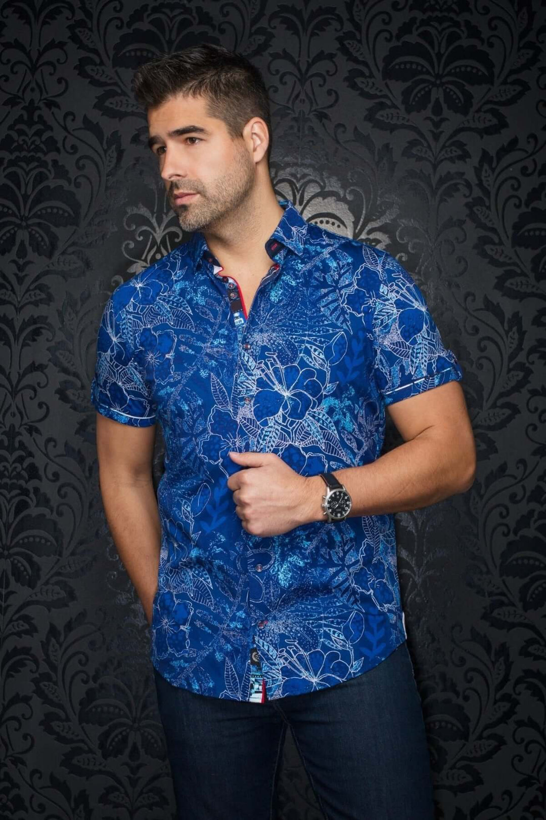 Chemise à manches courtes à motif floral bleu, coupe ajustée et détails contrastants, idéale pour un style estival.