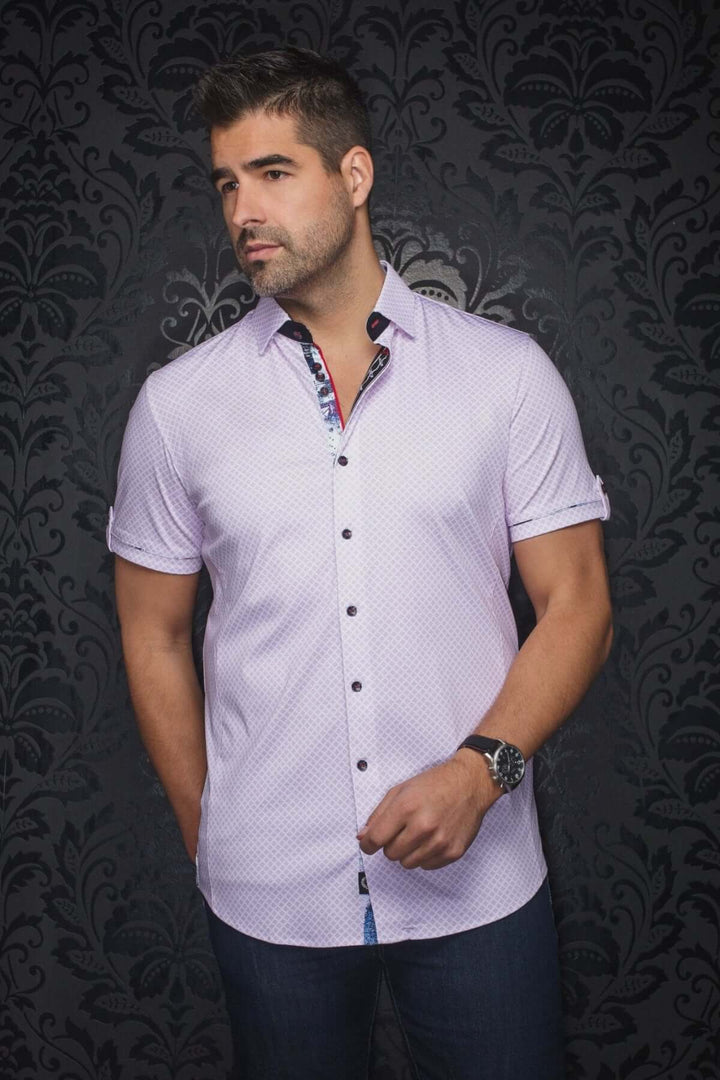 Chemise Terrano à manches courtes, motif géométrique élégant, col classique, portée par un homme.