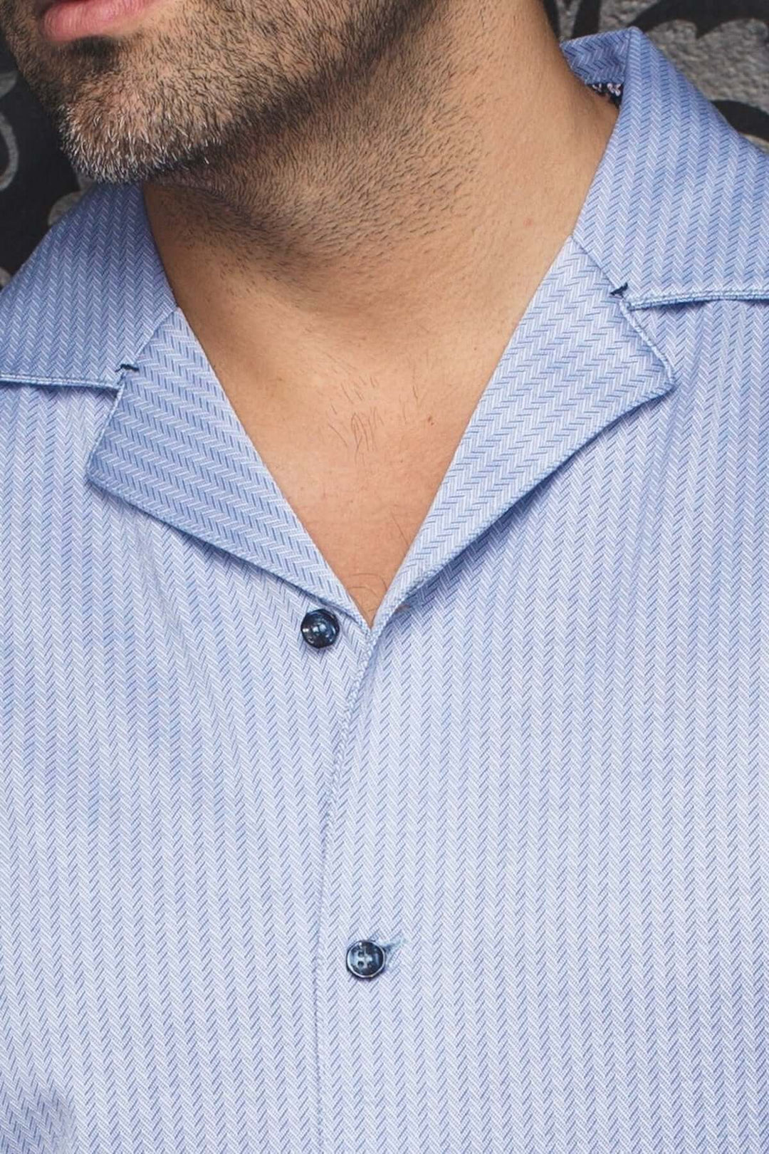 Chemise Waikiki à rayures verticales et col cubain, parfaite pour un style chic et décontracté.