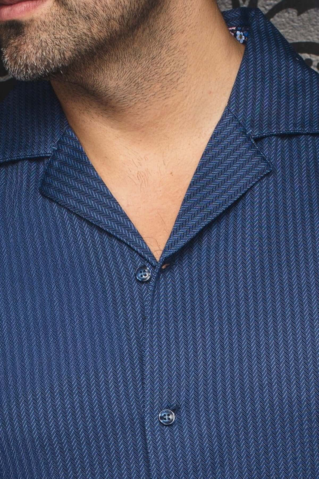 Chemise Waikiki à manches courtes avec col cubain et motif rayé discret en bleu.