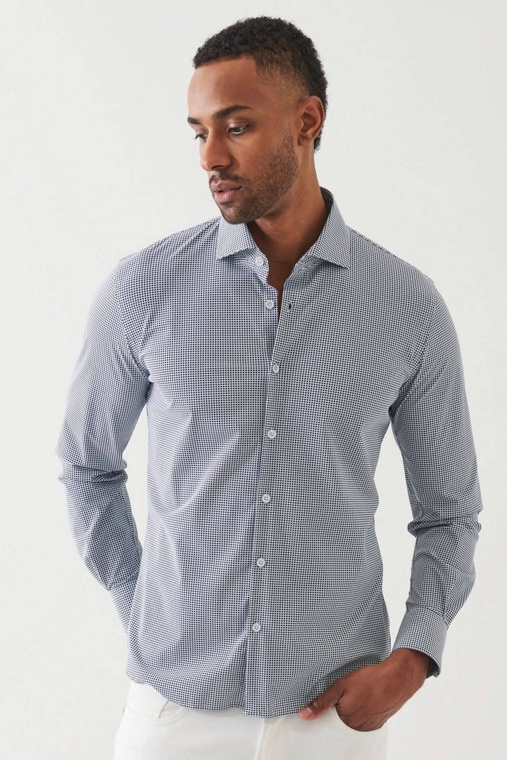 Chemise extensible à motif micro-carreaux, coupe ajustée pour un look moderne et élégant.
