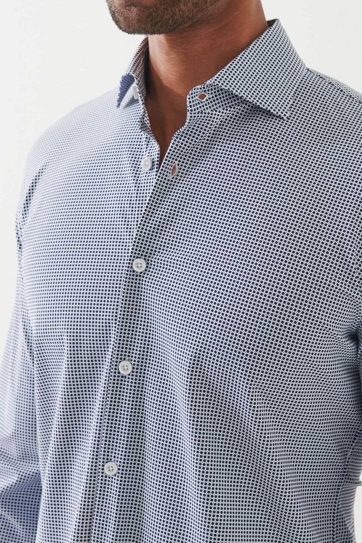 Chemise extensible à motif graphique, coupe ajustée et col classique pour un look moderne et élégant.
