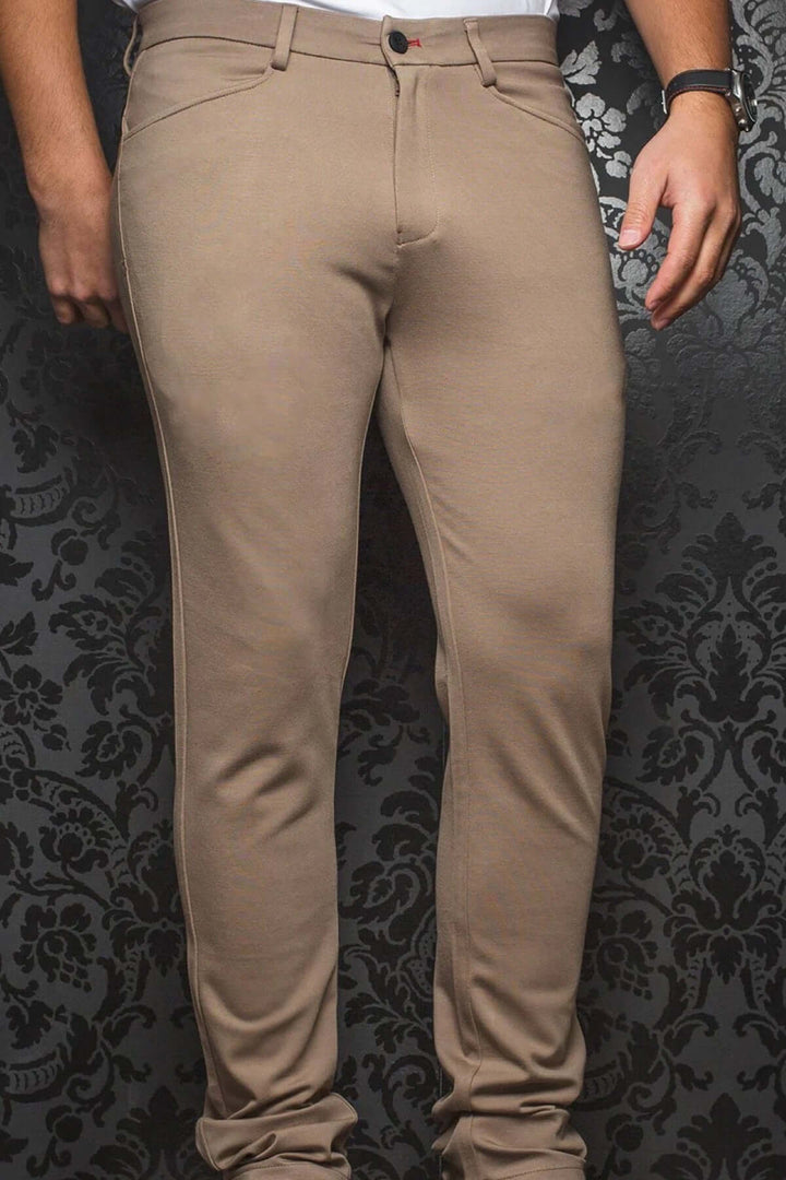 Pantalon de style Magnum, ajusté et confortable, en tissu extensible, idéal pour tenues habillées ou décontractées.