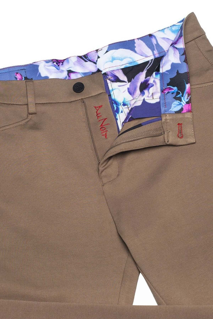 Pantalon de style Magnum en tissu extensible, coupe ajustée avec détails floraux à l'intérieur.