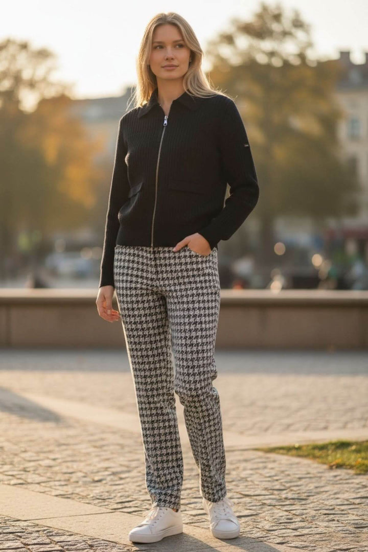 Femme portant le Pantalon pied de coq MARON en tissu extensible et confortable, idéal pour un style classique et moderne en extérieur.