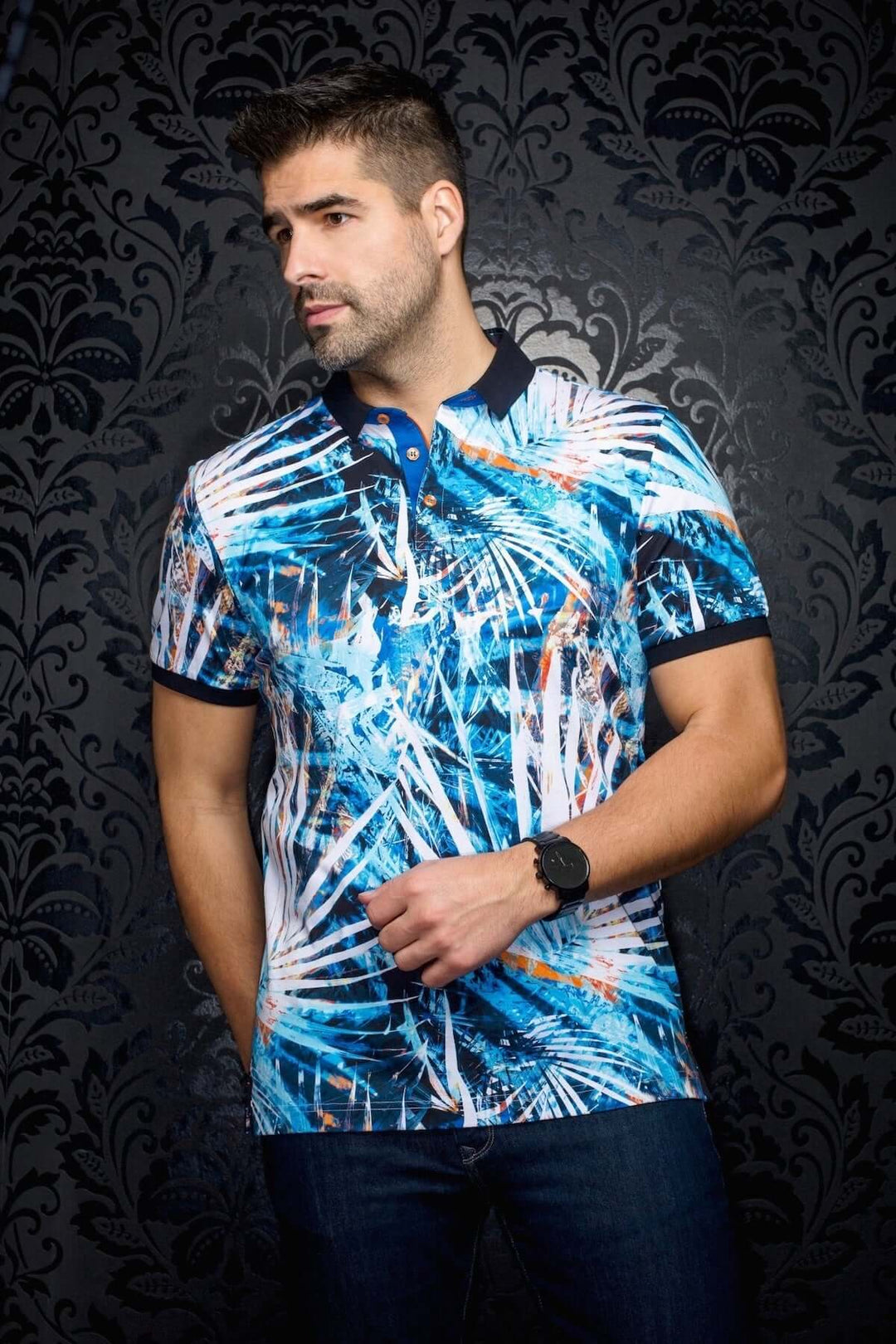 Polo Amazonia à imprimé graphique bleu et blanc, col contrastant, parfait pour un look décontracté et estival.