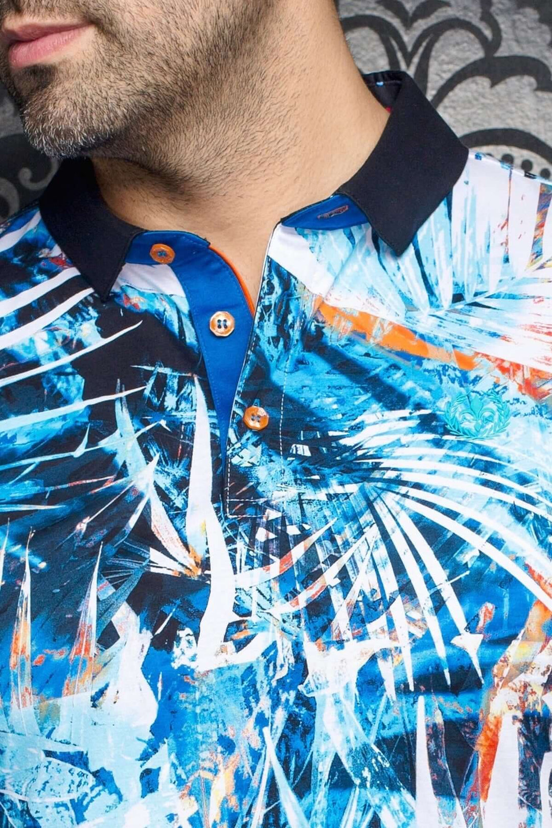 Polo Amazonia à imprimé tropical bleu et col contrastant, élégant et énergique pour les journées ensoleillées.