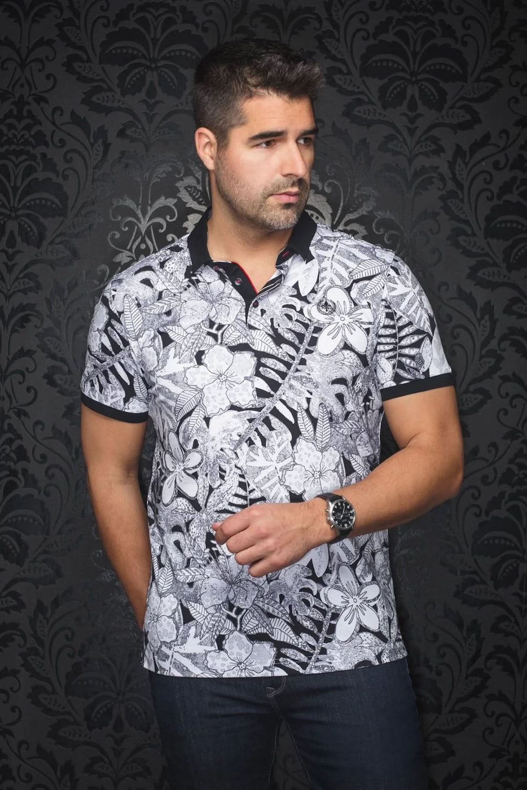 Polo Bennett à imprimé floral noir et blanc, col structuré et détails contrastants pour un look moderne.