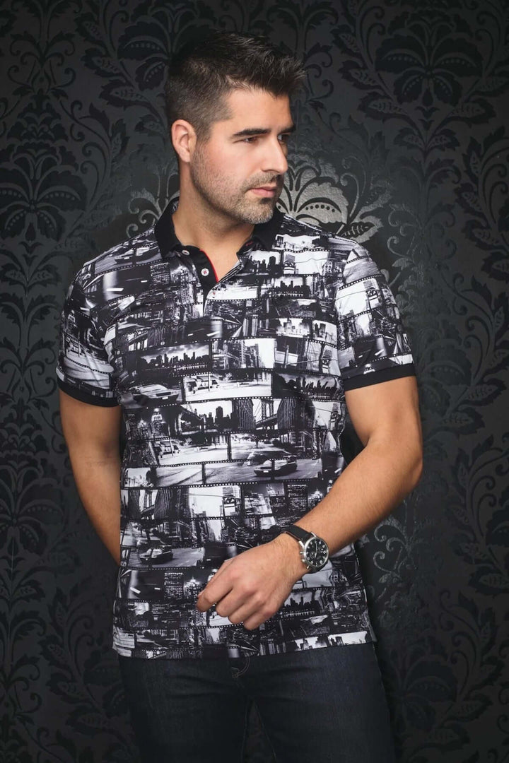 Polo Broadway audacieux à imprimé urbain noir et blanc avec détails rouges, pour un look stylé et percutant.