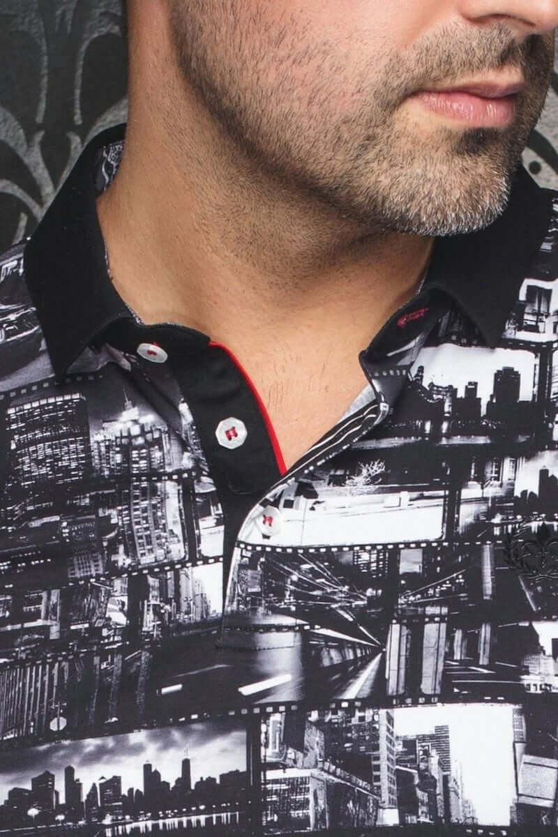 Polo Broadway noir et blanc à imprimé urbain, col noir avec détail rouge, style audacieux.