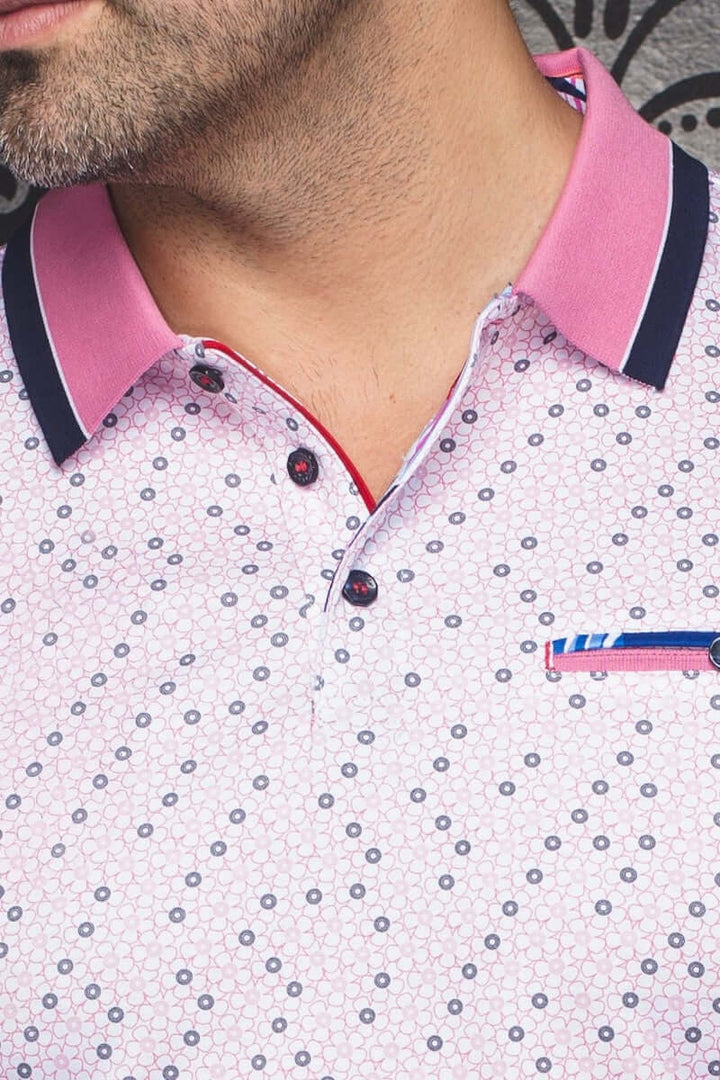 Polo Brylee moderne avec col contrastant et motif géométrique subtil, idéal pour un look soigné.