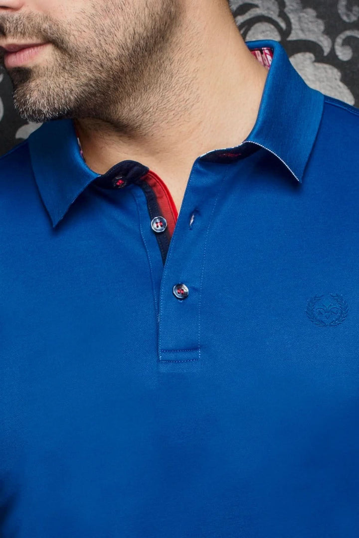 Polo Eagle bleu uni avec col structuré et finition intérieure contrastante, pour un style casual élégant.