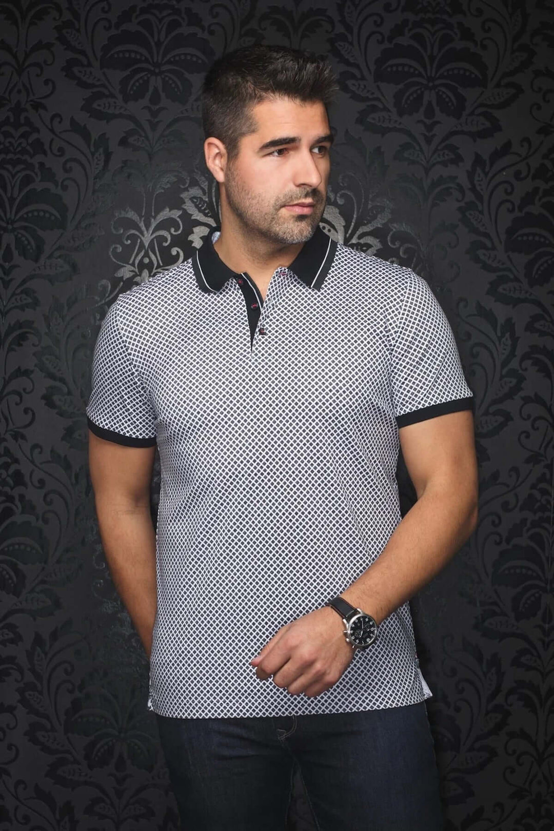Polo géométrique contemporain pour homme avec col contrasté et détails modernes.