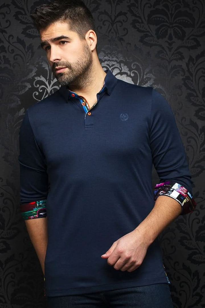 Homme portant un polo décontracté bleu marine avec col contrasté et details colorés, style chic et confortable.