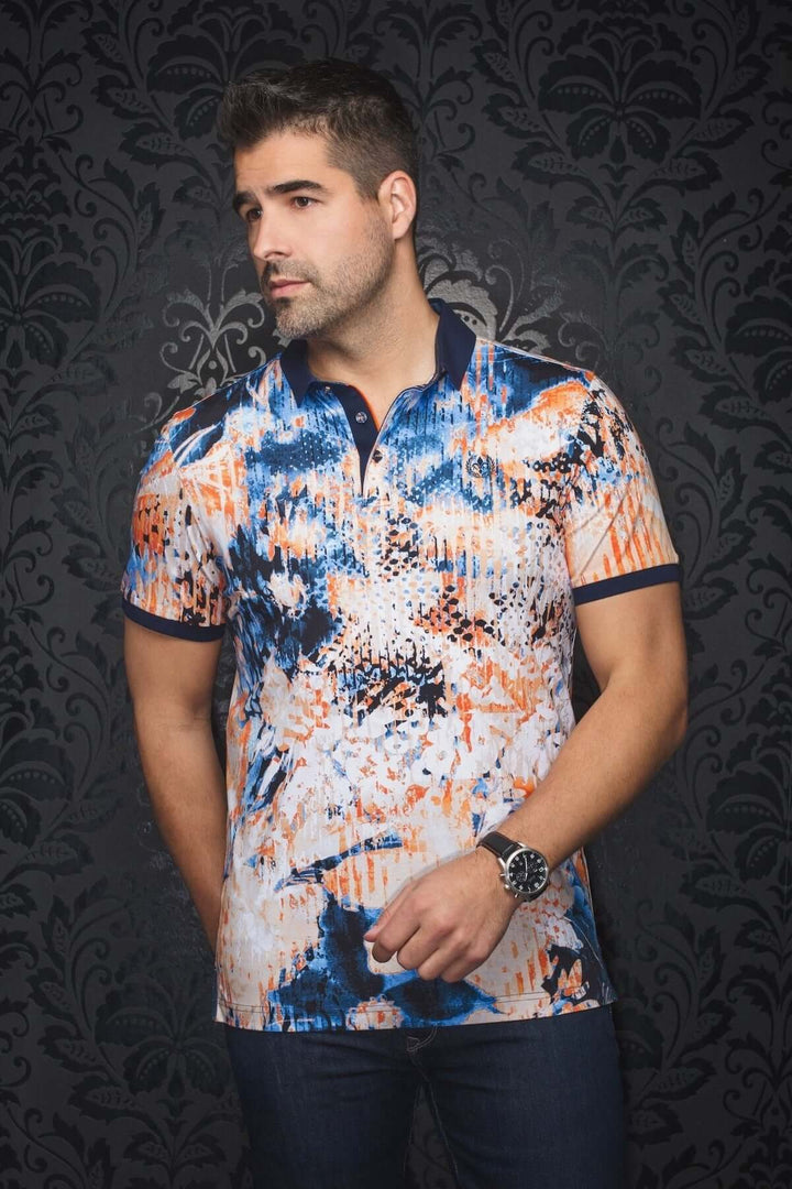 Polo Harper à imprimé abstrait coloré, combinant modernité et nature, porté par un homme.