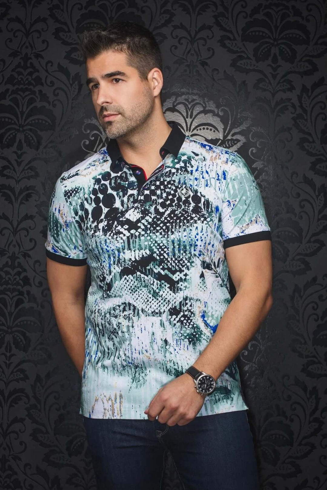 Polo Harper à imprimé abstrait multicolore, s'inspirant de la nature, avec détails contrastants en noir.