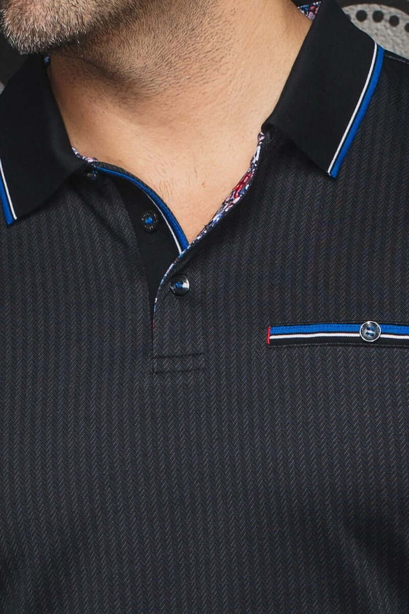 Polo Mayberry noir avec motif chevron et détails contrastants bleu et blanc, idéal pour le bureau ou les sorties.