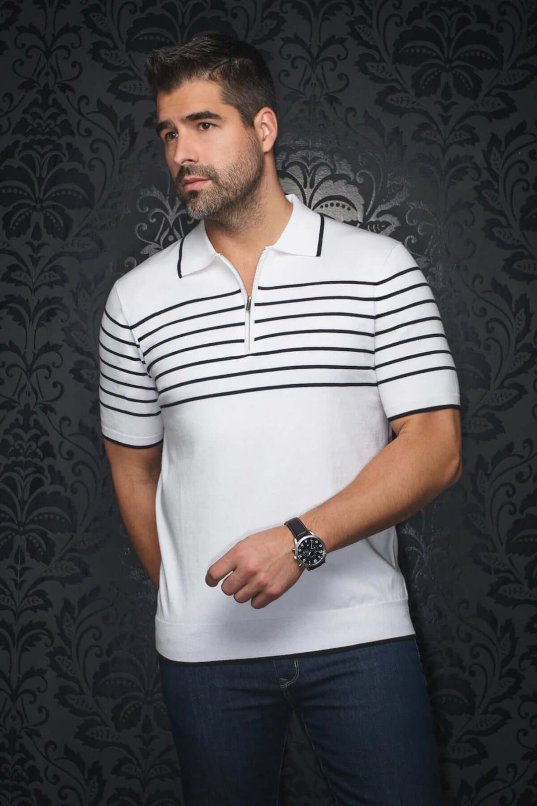 Polo Oban en tricot blanc avec rayures noires, col classique et fermeture éclair, porté par un modèle.