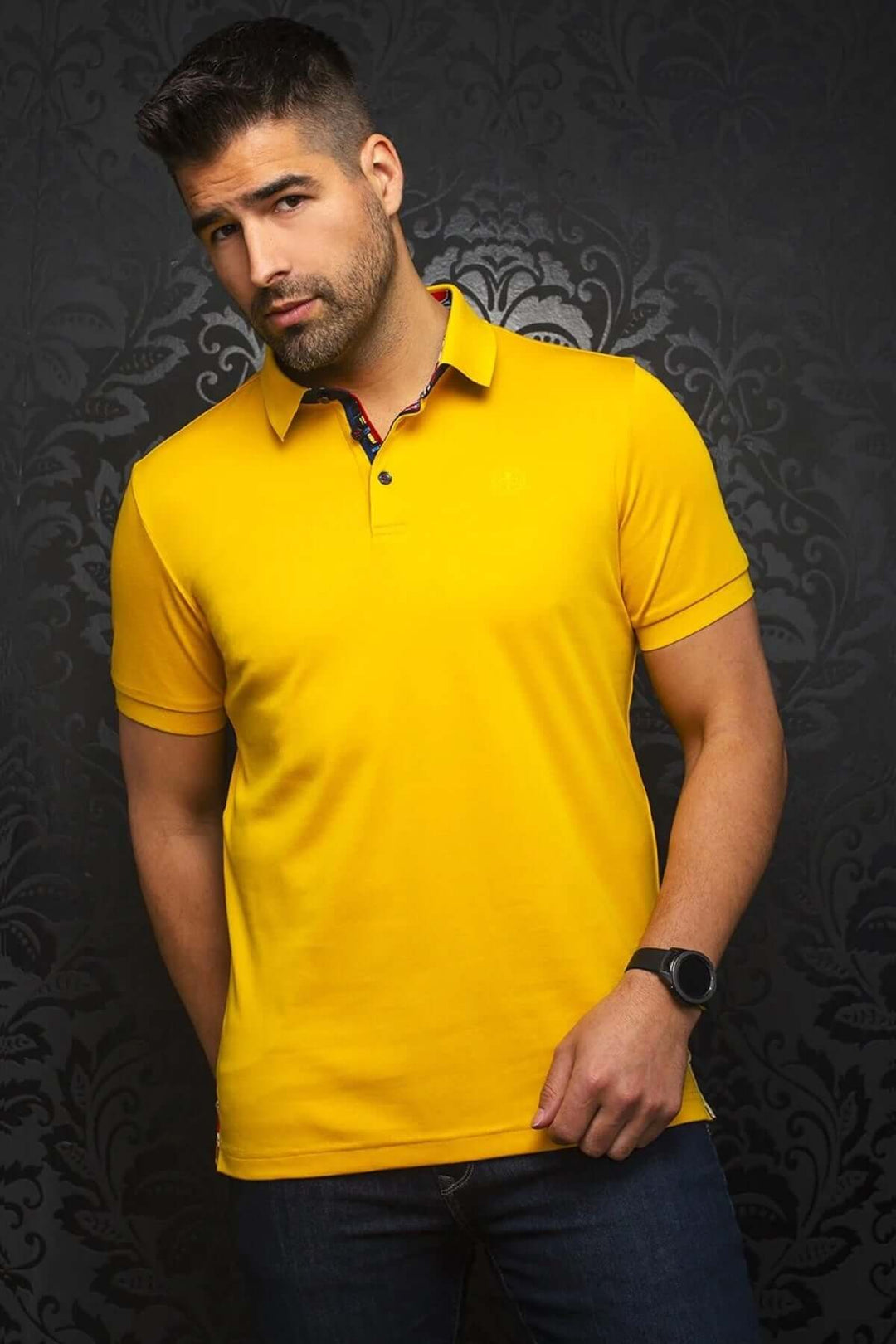 Homme portant un polo jaune avec col contrastant, parfait pour un look casual élégant.