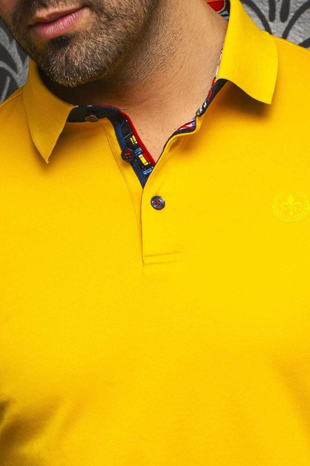 Polo de style uni jaune avec col contrastant et patte à trois boutons pour une allure élégante.