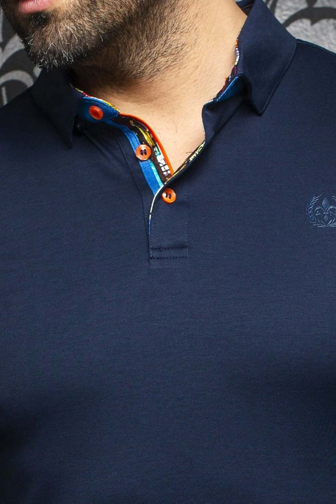 Polo à manches longues bleu marine avec col structuré et détails contrastants, offrant un look moderne et décontracté.