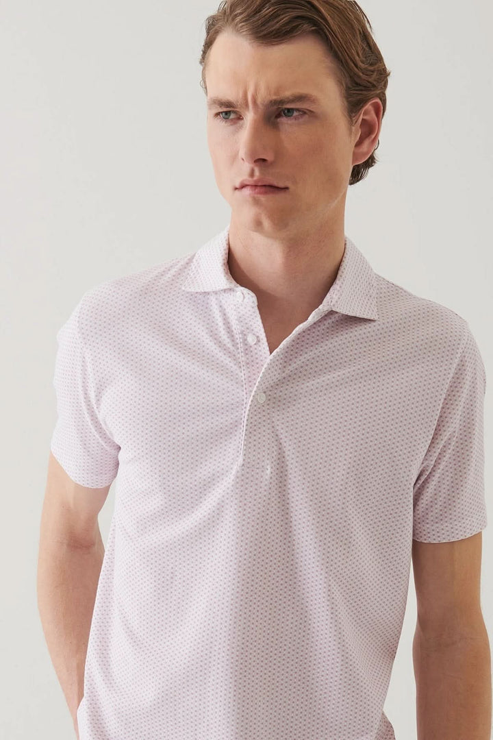 Polo à motif géométrique élégant sur un homme, idéal pour un look estival décontracté.