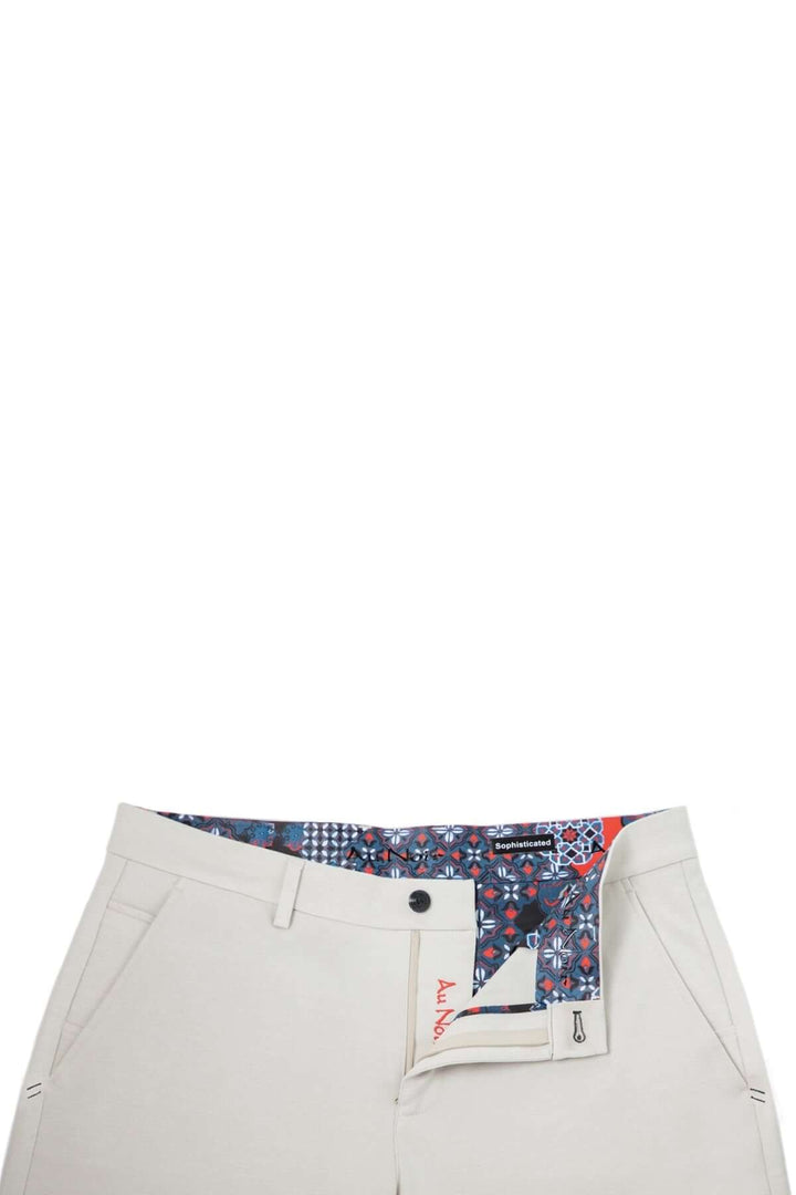 Shorts Giacomo élégants avec une matière douce et extensible, affichant un design minimaliste et des poches raffinées.