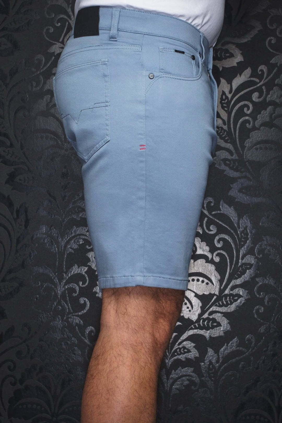 Shorts Jay en denim moderne, couleur bleu clair, coupe ajustée avec poches et détails de broderie.