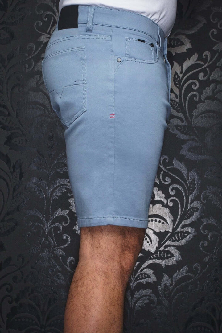 Shorts Jay en denim moderne, couleur bleu clair, coupe ajustée avec poches et détails de broderie.