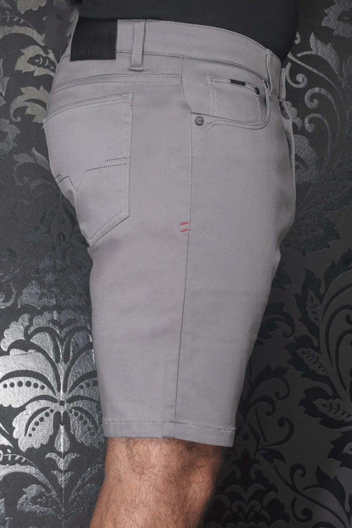 Shorts Jay gris au design moderne, avec coupe ajustée et détails de style denim.