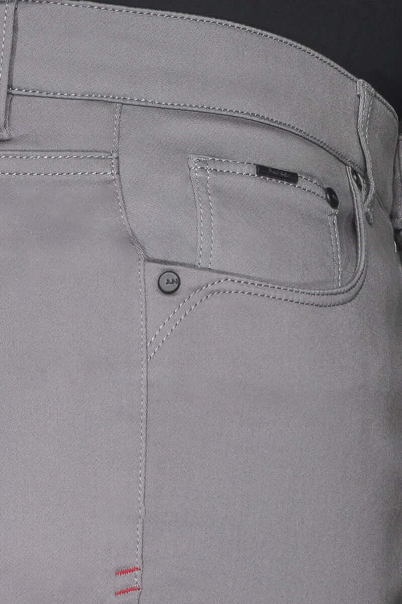 Détail des shorts Jay en denim moderne, coupe ajustée et broderie discrète sur la poche avant.