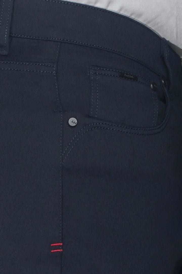 Shorts Jay en denim moderne, coupe ajustée, poches, détails de broderie, idéal pour un look urbain décontracté.