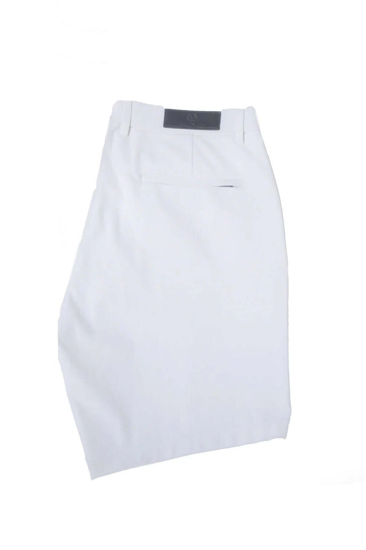 Shorts Limao-Solaris en blanc, coupe moderne avec poches arrière et détails soignés, idéal pour l'été.