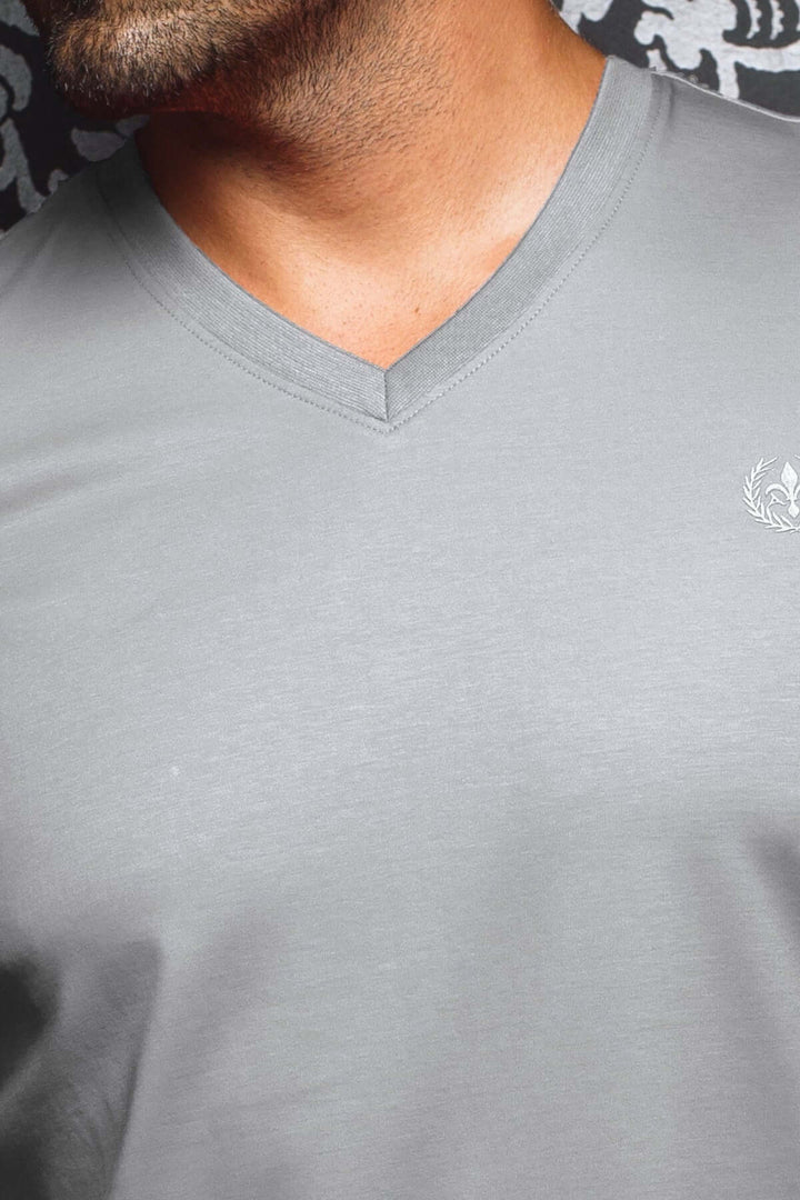 T-shirt gris élégant à col en V avec logo brodé, conçu pour confort et style décontracté.