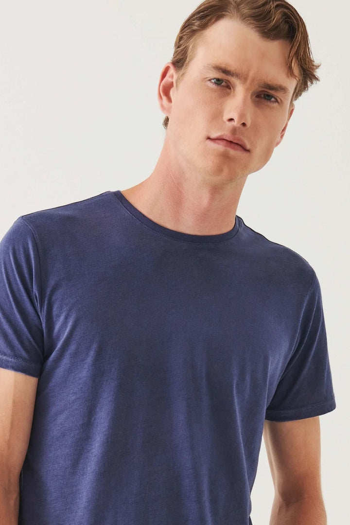 T-shirt léger col rond en jersey doux pour homme, idéal pour les journées chaudes ou sous une veste.