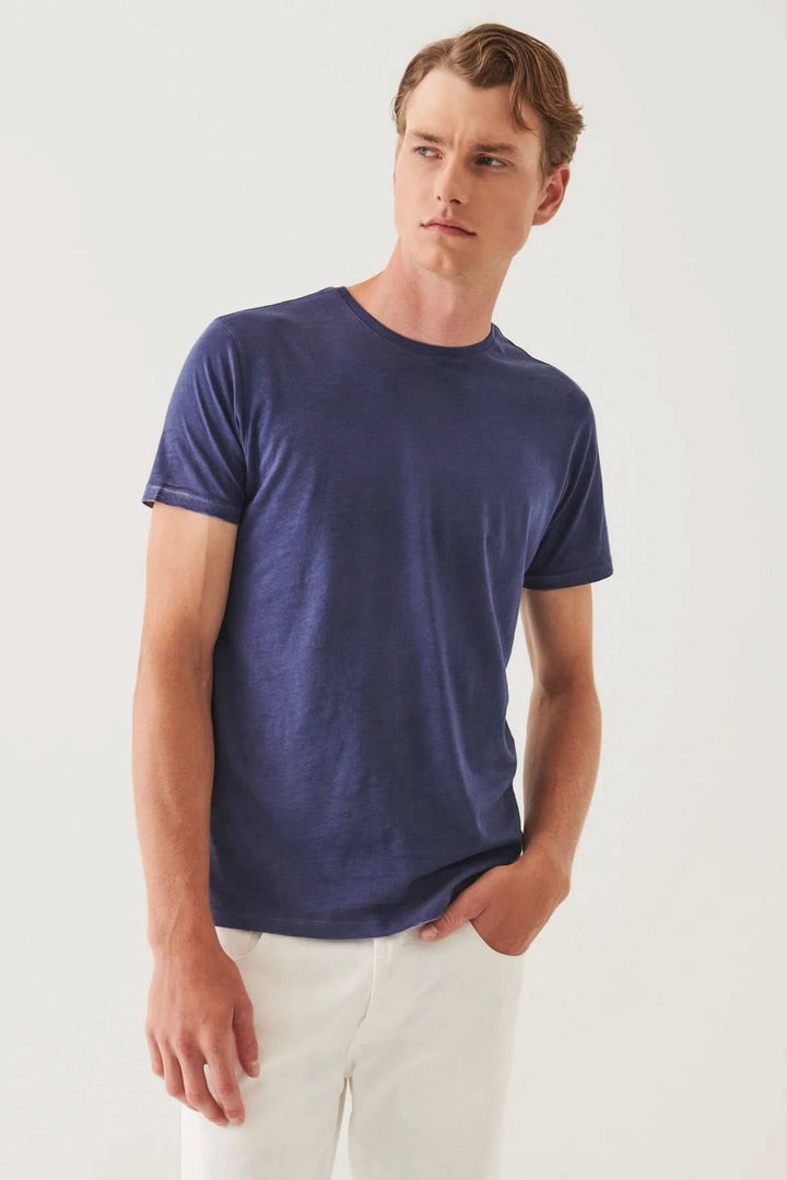 T-shirt léger à col rond, en jersey doux, coupe droite, couleur bleu marine, idéal pour les journées chaudes.