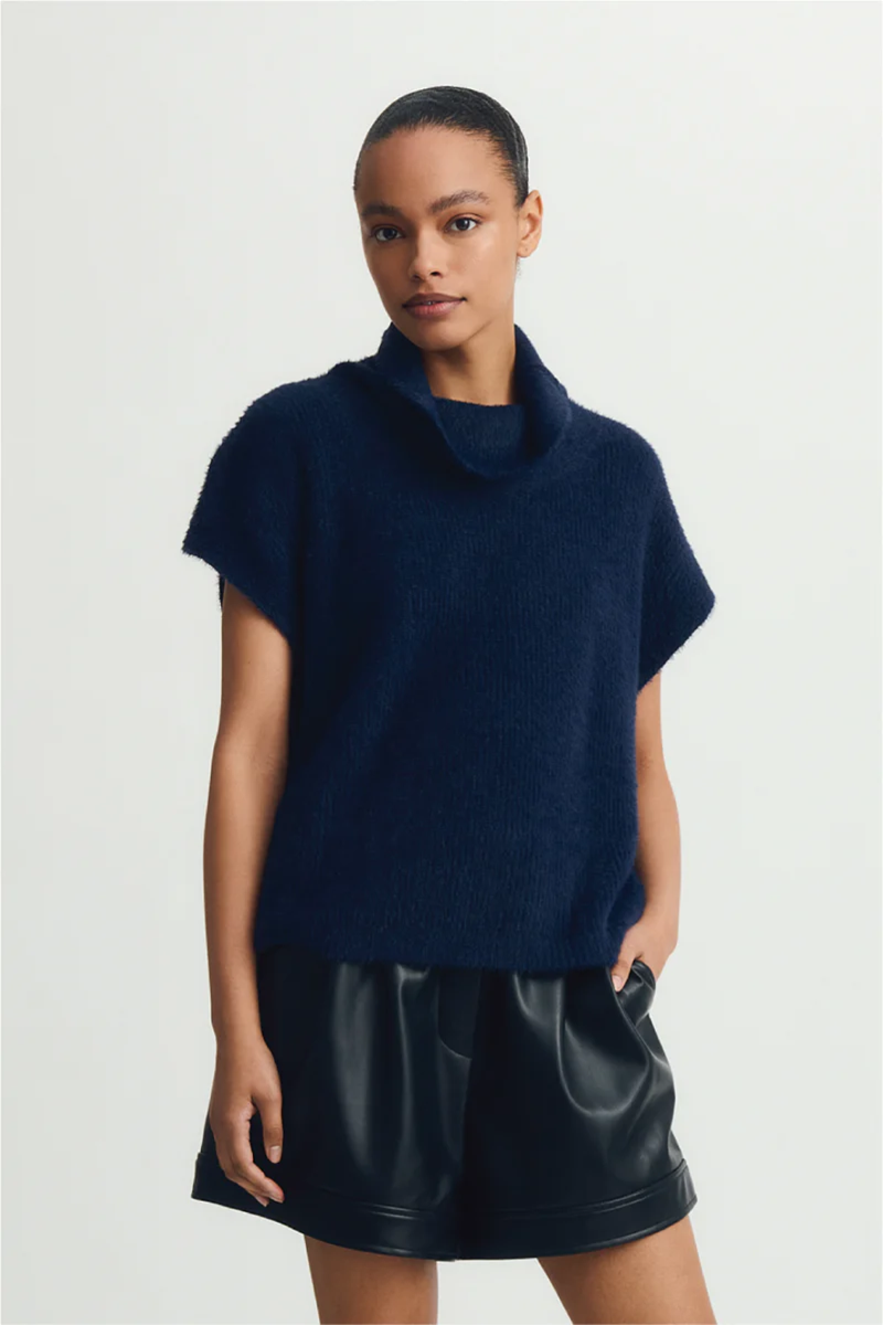 Veste sans manche Jack en maille bleu marine avec col drapé et coupe ample, offrant un style contemporain et décontracté.