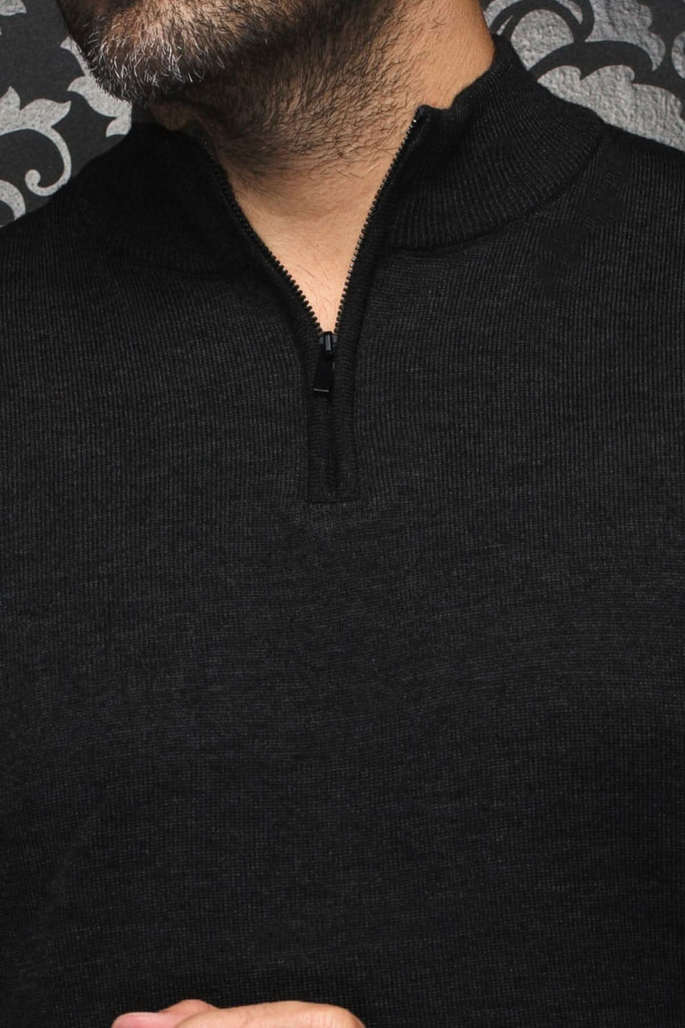 Chandail Mesta noir en laine mérinos avec col montant et fermeture éclair, ajustement confortable.