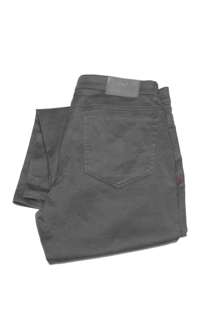 Pantalon stretch habillé pour homme, en coton, couleur gris, avec poches droites et coupe contemporaine.
