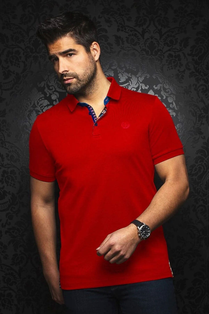 Homme portant un polo rouge au style décontracté, avec col contrastant et broderie, parfait pour un look élégant.