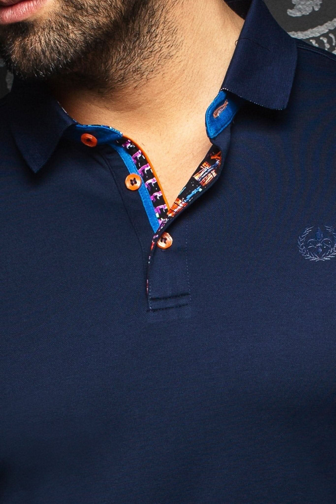Polo homme en coton avec col contrastant et détails colorés, style décontracté et élégant.