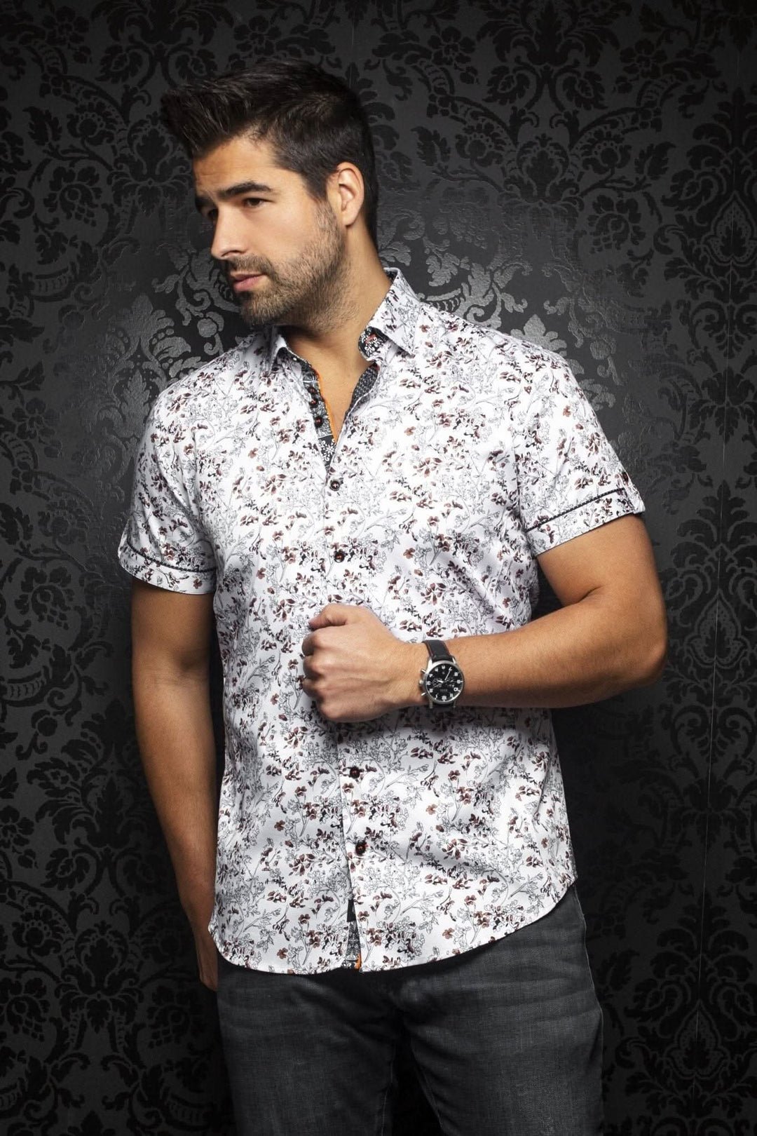 Chemise à manches courtes pour homme avec motifs contrastants sur fond clair.