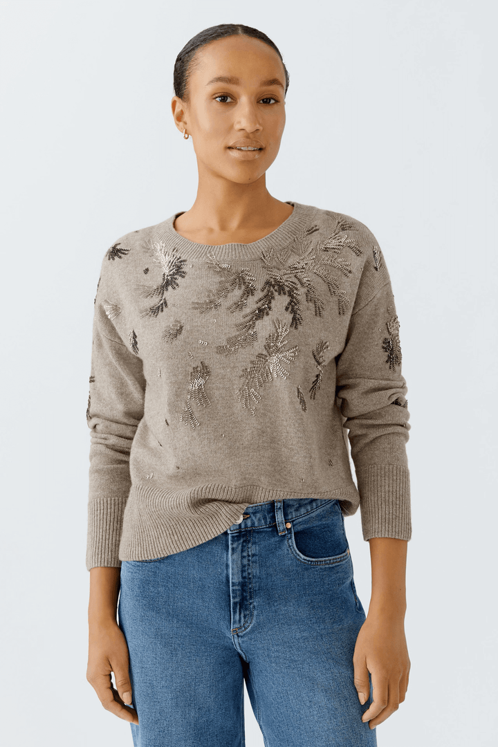 Chandail broderies en tricot doux avec motifs scintillants, coupe droite et encolure ronde, porté par un modèle.