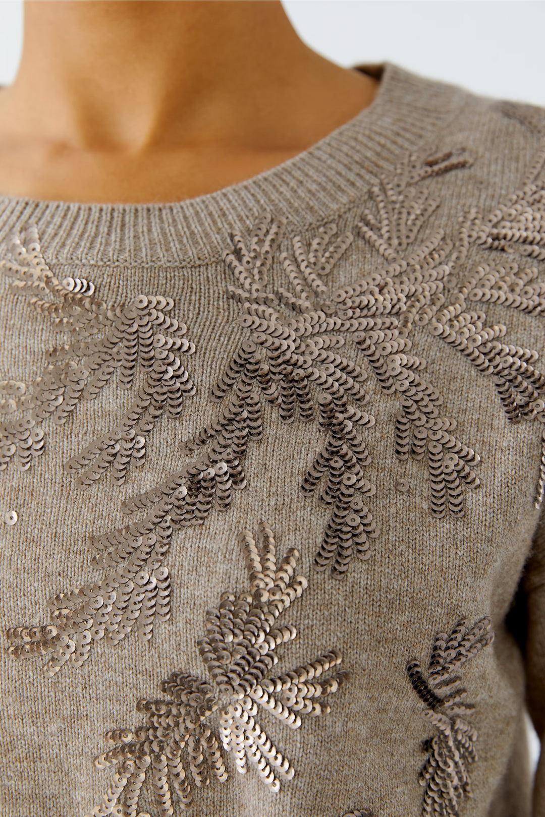 Chandail broderies avec motifs scintillants, encolure ronde, coupe droite. Élégance festive pour toutes les occasions.