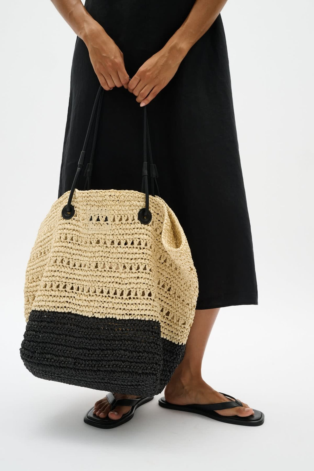 Front view of beige straw handbag Inwear, with gold buckle handle - Valérie Simon