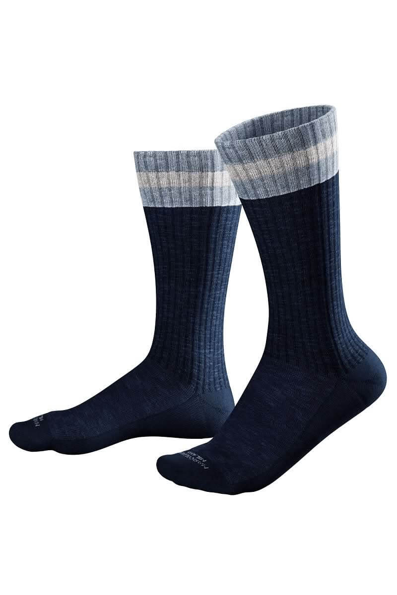 Bas mi-long à rayures côtelées, look moderne et dynamique pour un style casual et confortable.